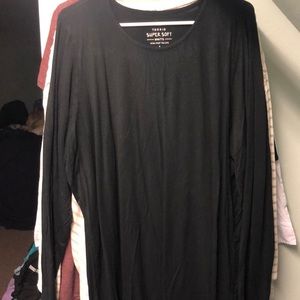 Long sleeved basic black tee